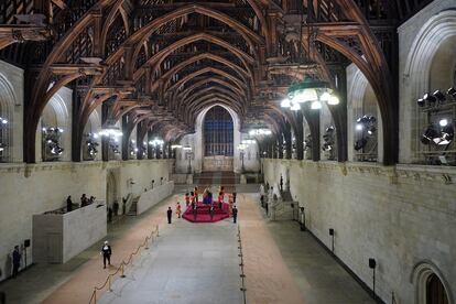 La capilla ardiente de Isabel II cerraba al público a primera hora de la mañana de este lunes. La policía londinense calculaba entonces que unas 850.000 personas desfilaron delante del féretro de la reina para rendirle homenaje.