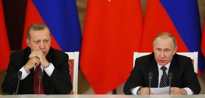 El presidente turco, Recep Tayyip Erdogan, y su homólogo ruso, Vladimir Putin, durante una rueda de prensa, este viernes en Moscú.