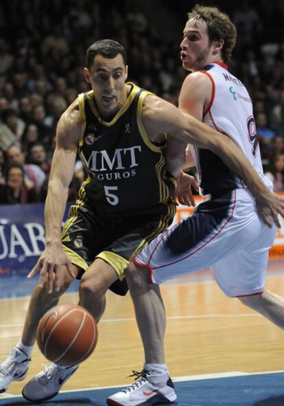 Prigioni, con el balón, intenta evitar a Huertas.