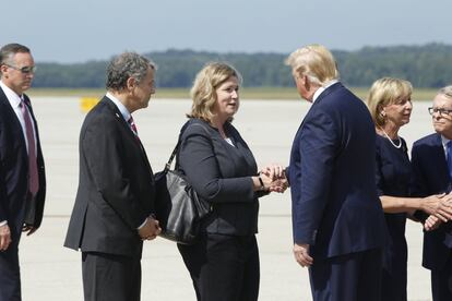 El presidente estadounidense Donald Trump saluda a Nan Whaley, alcaldesa de Dayton, a su llegada a la base aérea de Wright Patterson, en Dayton. Whaley ha expresado duras críticas sobre la actitud de Trump tras la doble masacre de Dayton y El Paso.