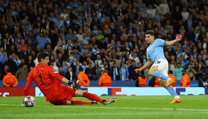 Julián Álvarez marca el cuarto gol para el Manchester City.  