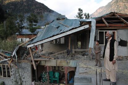 Los residentes de Cachemir observan la destrucción causada por la artillería disparada por las fuerzas indias en el valle de Neelum.
