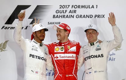 Los ganadores del Gran Premio de Bahréin, de izquierda a derecha, Hamilton (segunda posición), Vettel (primera posición) y Bottas (tercera posición).