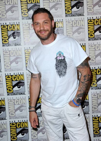 Tom Hardy acudió a la Comic-Con a presentar 'Venom', la nueva película de Marvel, donde es protagonista. El 'hipster' que lleva dibujado en la camisa podría ser el líder de Eels o el mismo Hardy.