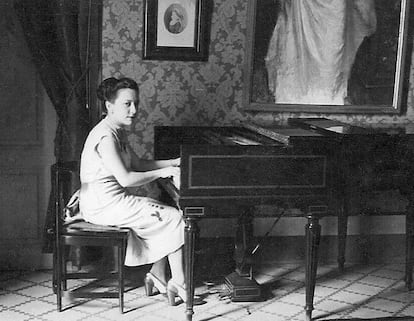 Alicia de Larrocha, tocando el clave el 16 de junio de 1948 en la Academia Marshall de Barcelona.