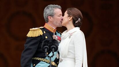 El rey Federico X de Dinamarca besa a su esposa, la reina María de Dinamarca, en el balcón del palacio de Christiansborg, en Copenhague, este domingo.