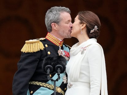 El rey Federico X de Dinamarca besa a su esposa, la reina María de Dinamarca, en el balcón del palacio de Christiansborg, en Copenhague, este domingo.