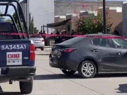 Policías custodian la escena del multihomicidio crimen en Los Mochis (Sinaloa).