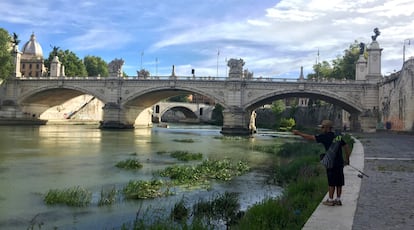 Roma. La pesca en el río Tíber, una de las aficiones romanas. 
