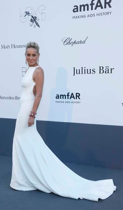 Sharon Stone, espectacular, con su Roberto Cavalli blanco.