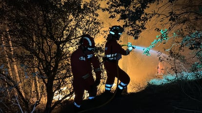 Efectivos de la Unidad Militar de Emergencias (UME) combaten las llamas del incendio de Benasau (Alicante).