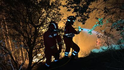 Efectivos de la Unidad Militar de Emergencias (UME) combaten las llamas del incendio de Benasau (Alicante).