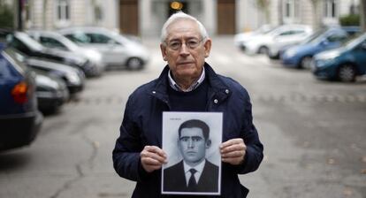 Fausto Canales muestra una foto de su padre fusilado.