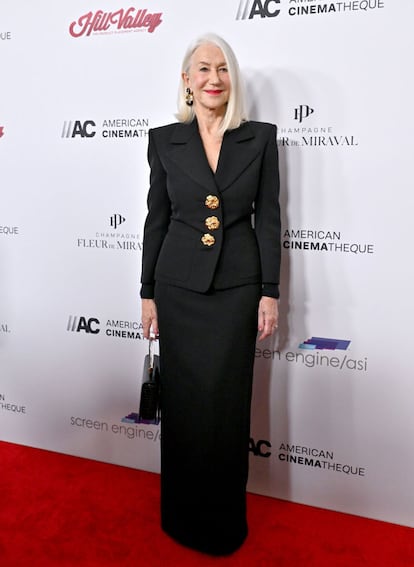 Helen Mirren asistió a la 37ª edición de los Premios American Cinematheque, celebrados el 15 de febrero de 2024 en el Beverly Hilton de Beverly Hills, California. En este evento, recibió el premio a la trayectoria profesional y para la ocasión, lució un conjunto de Saint Laurent, de la colección primavera-verano 2022, que llamaba la atención por su chaqueta de perfecta sastrería y fantasiosos botones dorados.
