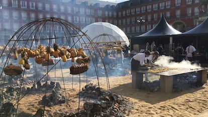 El gran asado que llenó de sabor la Plaza Mayor.