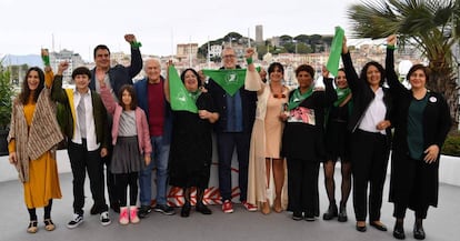 Activistas y equipo de 'Que sea ley' posan ante la prensa. Entre ellos, con jersey rojo, el senador y cineasta Pino Solanas, y el director del filme, Juan Solanas (con gafas).