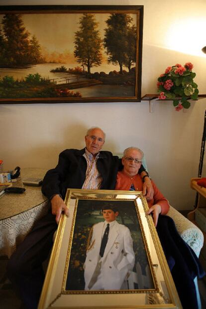 Manuel Espí y María Martínez en su casa de Ontinyent, con una foto de Lucas de primera comunión.