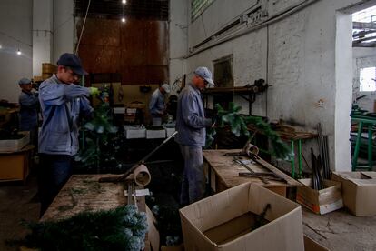 La confección de árboles navideños es otra actividad laboral, así como la fabricación de palets. Los presos cobran unos 25 céntimos de euro al día por su trabajo.