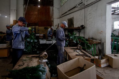 La confección de árboles navideños es otra actividad laboral, así como la fabricación de palets. Los presos cobran unos 25 céntimos de euro al día por su trabajo.