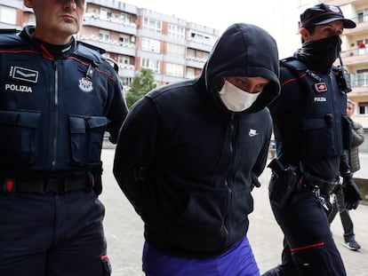 Agentes de la Ertzaintza trasladan al detenido por su presunta vinculación con los asesinatos de hombres en Bilbao tras registrar un piso en la localidad guipuzcoana de Irun (Gipuzkoa), este viernes.