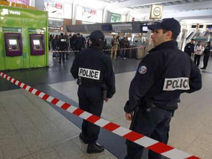 Los agentes montan un cord&oacute;n policial donde fue apu&ntilde;alado un soldado, en Par&iacute;s. 