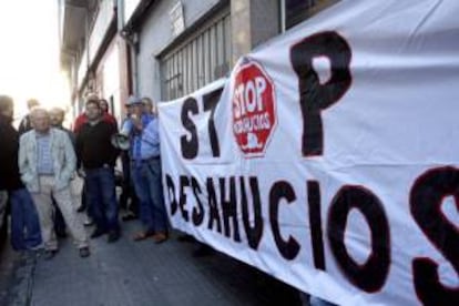 El colectivo Stop Desahucios paralizando un  desahucio en Galicia. EFE/Archivo