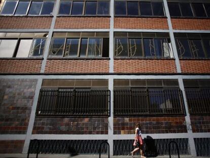 Edificio ocupado en la calle Juan de Olias 11, en el barrio de Tetuan.