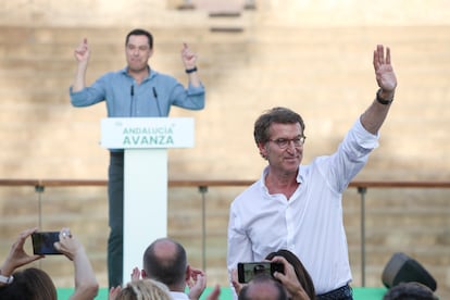 Feijóo saluda a los simpatizantes del PP, con Juan Manuel Moreno a su espalda, el sábado pasado a los pies de la Alcazaba de Málaga.