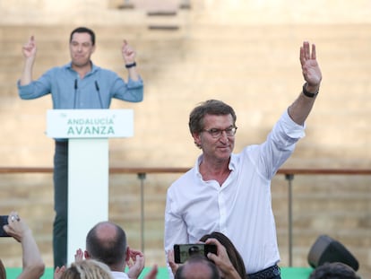 Feijóo saluda a los simpatizantes del PP, con Juan Manuel Moreno a su espalda, el sábado pasado a los pies de la Alcazaba de Málaga.