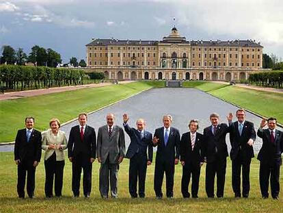 Los líderes del G 8 posan ante el palacio de Konstantinovsky, en San Petersburgo. De izquierda a derecha, Romano Prodi, Angela Merkel, Tony Blair, Jacques Chirac, Vladímir Putin, George W. Bush, Junichiro Koizumi, Stephen Harper, Matti Vanhanen y José Manuel Durão Barroso.