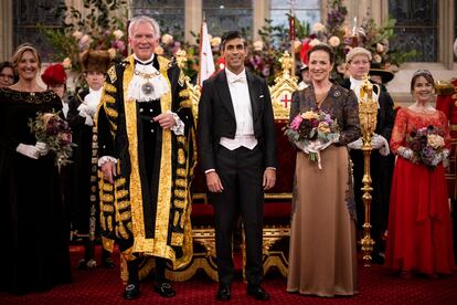 El primer ministro británico, Rishi Sunak, con el nuevo alcalde de Londres, Nicholas Lyons, y su esposa, Felicity Lyons, en el banquete del "Lord Mayor", este lunes en la capital británica.