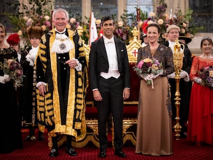 El primer ministro británico, Rishi Sunak, con el nuevo alcalde de Londres, Nicholas Lyons, y su esposa, Felicity Lyons, en el banquete del "Lord Mayor", este lunes en la capital británica.
