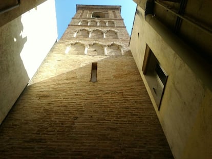 Otros expertos consideran que la torre de la iglesia de San Nicolás nació ya como iglesia con un estilo mudéjar, si bien su esencia árabe es innegable. En la fotografía, aspecto de la torre desde el patio interior, incluida en el libro 'Mayrit. Guía ilustrada del Madrid medieval'.