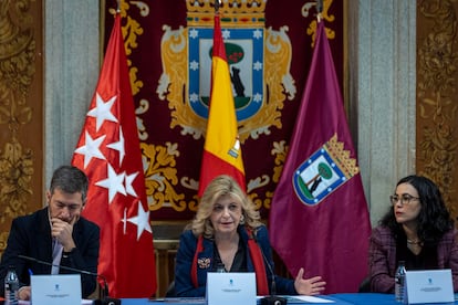 El viceconsejero de Presidencia de la Comunidad de Madrid, Miguel Ángel García (izquierda) la delegada de Hacienda y Personal (centro), Engracia Hidalgo y la subdirectora de Inspección y Control de Movimiento de Capitales, Lourdes Jiménez (derecha), en la plaza de la Villa durante la reunión el jueves 19 de enero. Foto cedida por el Ayuntamiento de Madrid.