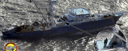 Imagen facilitada por el ministerio de Defensa del barco español 'Alakrana, secuestrado en Somalia. En el círculo de la derecha se ve a uno de los secuestradores con más detalles