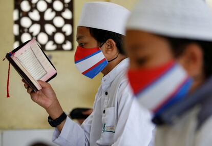 Estudiantes musulmanes en el interior de una mezquita en Bogor (Indonesia).