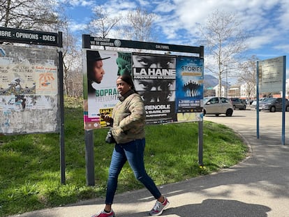 Una mujer pasa por delante del cartel de la película 'La Haine', en la Villa Olímpica de Grenoble.