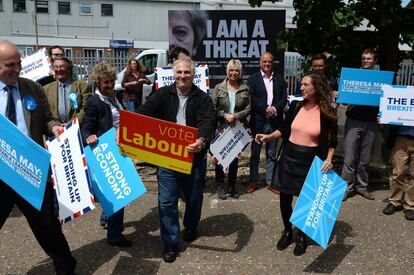 Un votante del Partido Laborista camina en Norwich entre simpatizantes conservadores a favor de Theresa May.