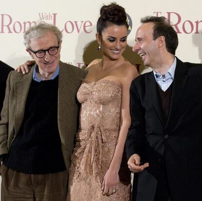 El director neoyorkino Woody Allen (izq.), Penélope Cruz y el actor italiano Roberto Beningni en el estreno mundial de 'To Rome with love' el pasado 13 de abril, en Roma.