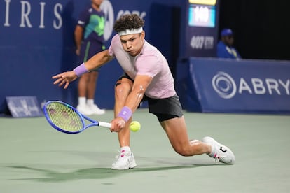 Shelton devuelve de revés ante Khachanov.