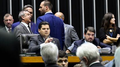 O presidente do Senado e do Congresso Nacional, Davi Alcolumbre (DEM), na mesa da Câmara.