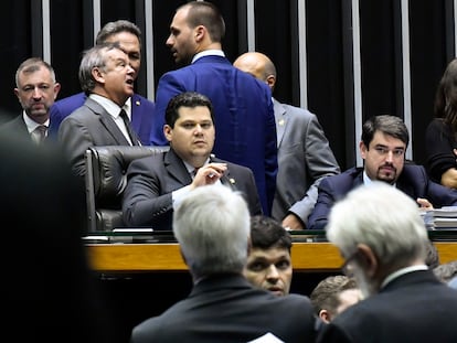 O presidente do Senado e do Congresso Nacional, Davi Alcolumbre (DEM), na mesa da Câmara.