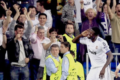 Adebayor celebra uno de sus goles al Tottenham ante la hinchada del Bernabéu.