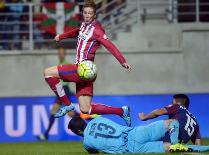 Fernando Torres lanza la pelota al portero del Eibar Asier Riesgo, en un partido de Liga el 19 septiembre de 2015.