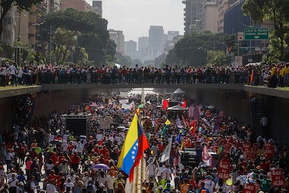 Seguidores del presidente de Venezuela, Nicolás Maduro, salen a las calles en Caracas, durante el arranque oficial de las campañas presidenciales. 