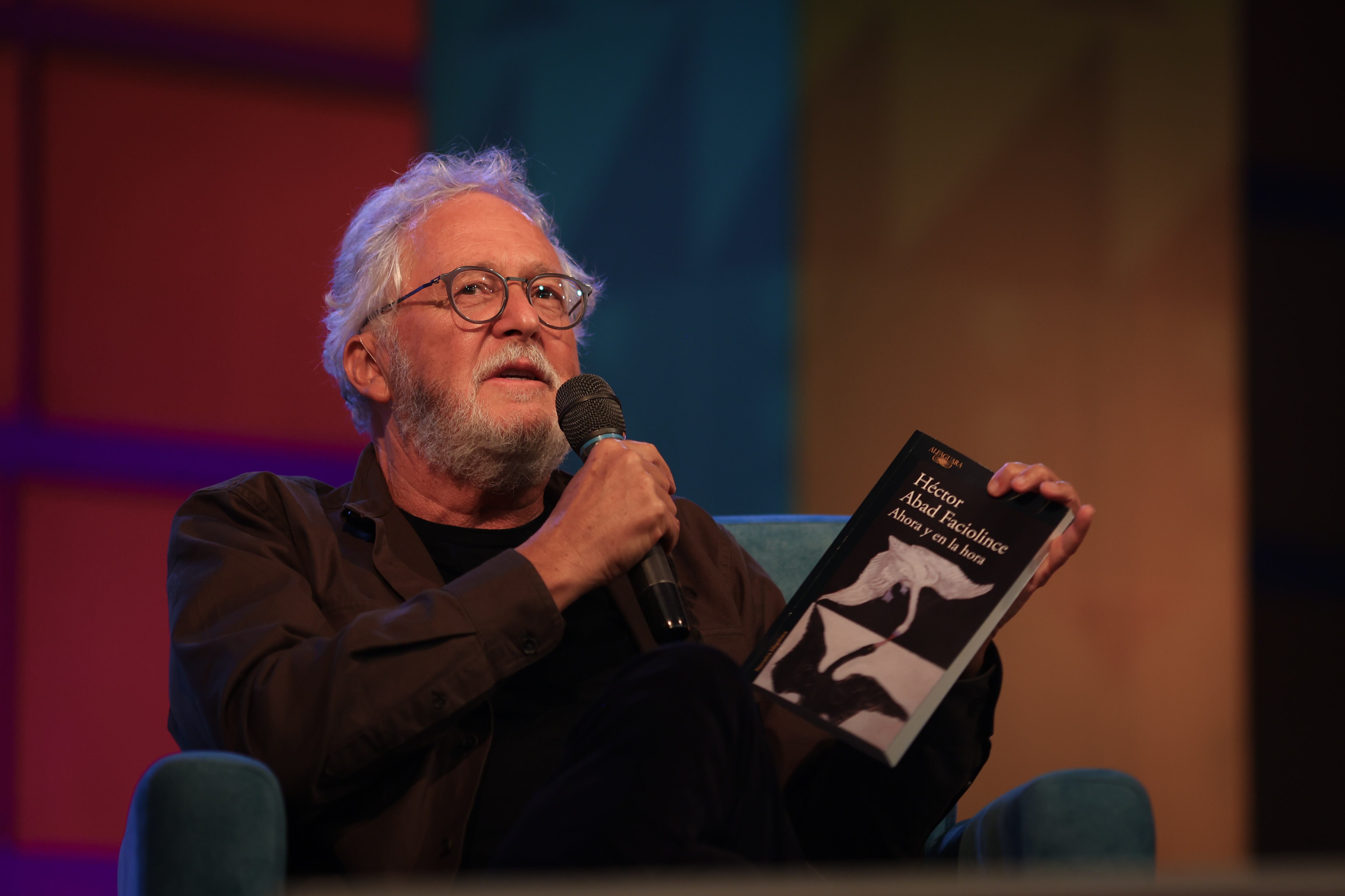Héctor Abad Faciolince durante la presentación de su libro 'Ahora y en la hora' en la FILBO, el 3 de mayo.
