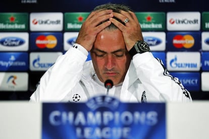 El entrenador del Chelsea, Jose Mourinho, en la sala de prensa del Steaua.