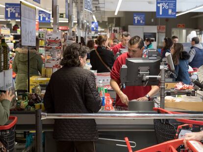Aglomeración de gente haciendo acopio de viveres en un supermercado de Madrid, el 10 de marzo.