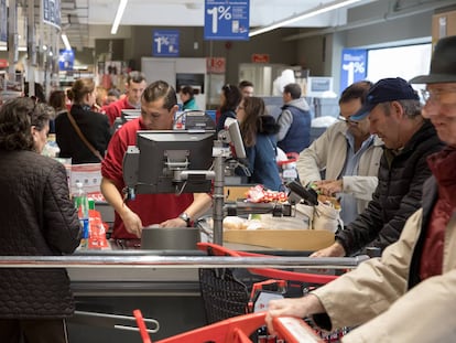 Aglomeración de gente haciendo acopio de viveres en un supermercado de Madrid, el 10 de marzo.