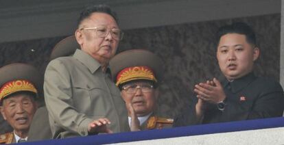 Kim Jong-il (izquierda) junto a su hijo Kim Jong-un